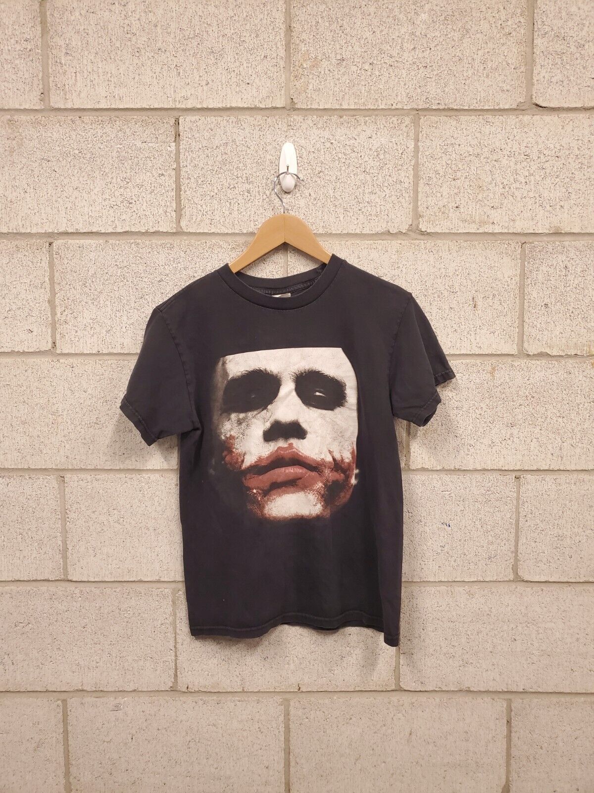Mens Batman The Dark Knight Heath Ledger Joker T-Shirt Size Small