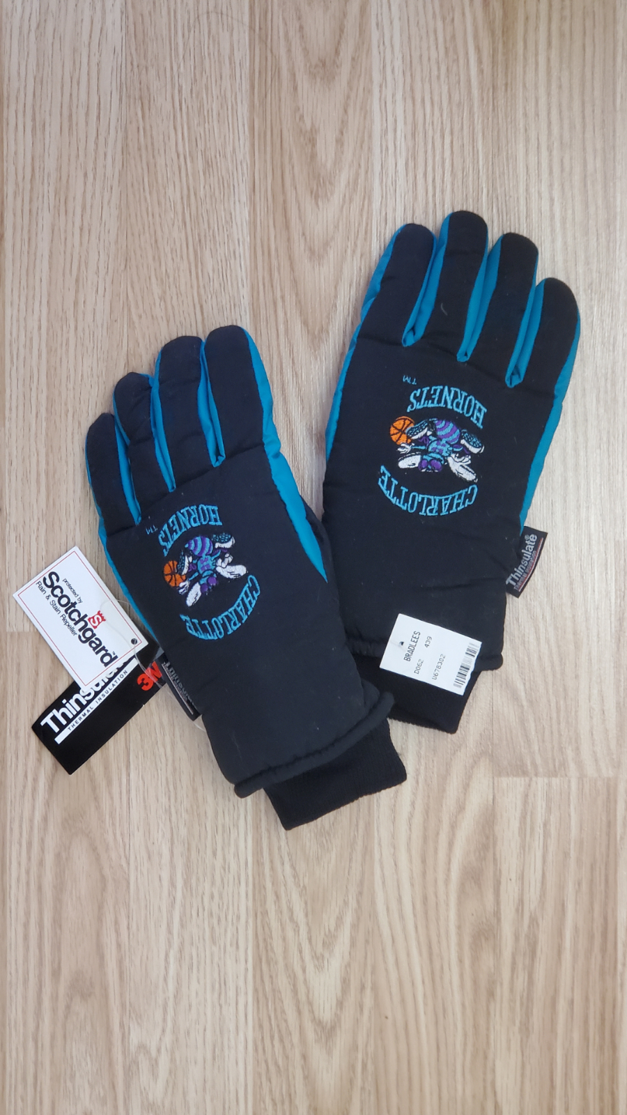 Mens NEW Charlotte Hornets Winter Gloves Fits Large