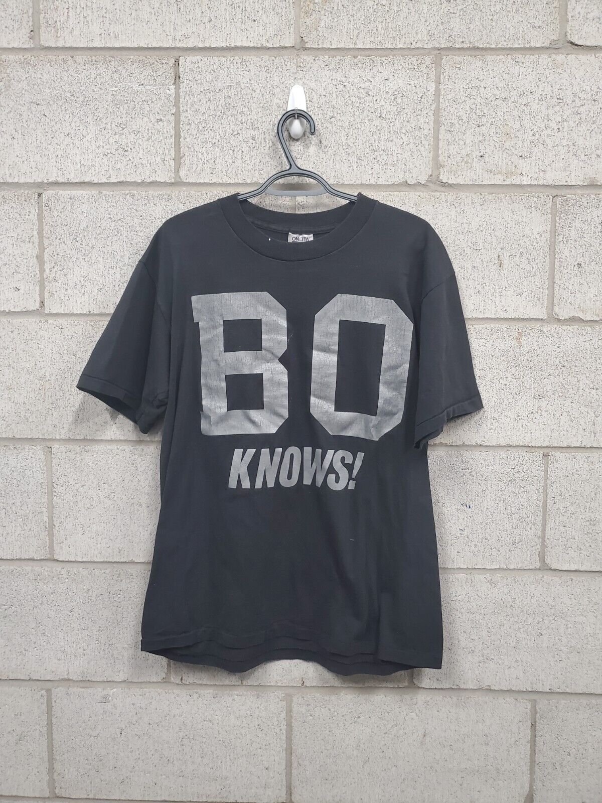 Mens BO Knows! T-Shirt Size XL